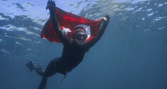 شاهقة أرجومان.. أول تركية تغوص في مياه أنتاركتيكا