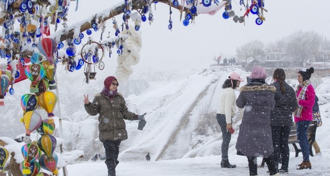 جمال الثلوج يجذب السياح بكبادوكيا التركية