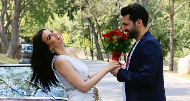 هل ينتظر الفنان التركي مراد يلدرم وزوجته المغربية إيمان الباني حدثا سعيدا؟