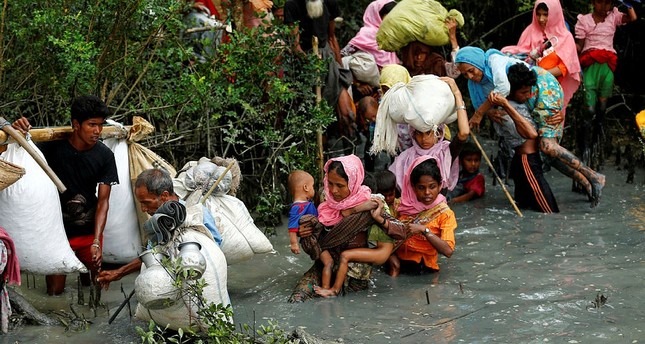 Rohingya refugees walk through water after crossing border by boat through the Naf River in Teknaf, Bangladesh, September 7, 2017. (REUTERS Photo)