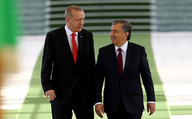 Президент Реджеп Тайип Эрдоган слева и президент Узбекистана Шавкат Мирзиёев в Ташкенте, 30 апреля 2018 г.