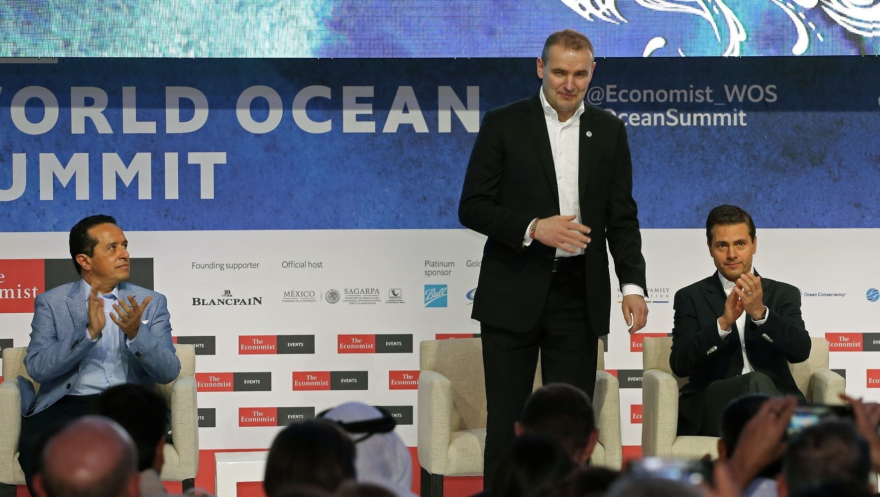 Mexican President Enrique Pena Nieto (R) applauds Icelandu2019s President Gudni Johannesson (C), during the opening ceremony of the World Ocean Summit in Playa del Carmen, Mexico on March 8.