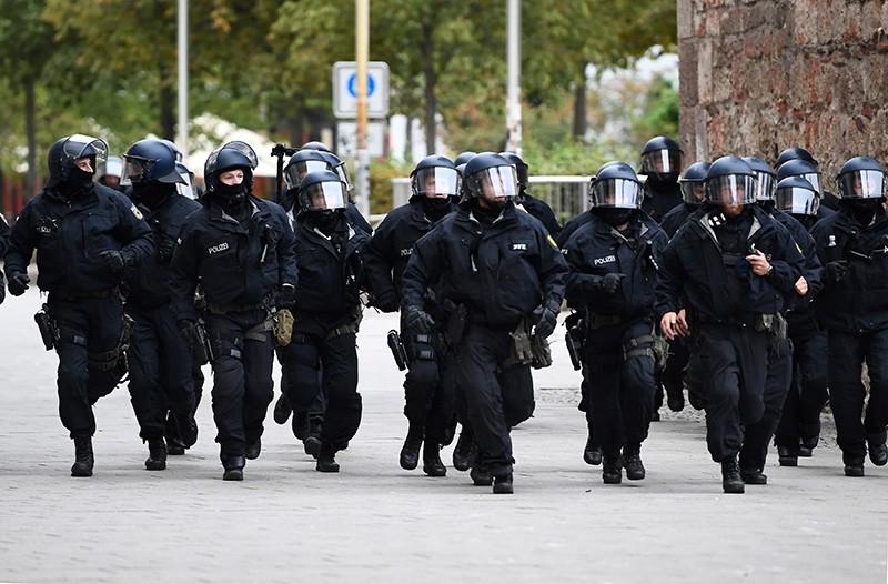 Riot police officers run  in Chemnitz, Germany, Sept. 1, 2018. (EPA Photo)