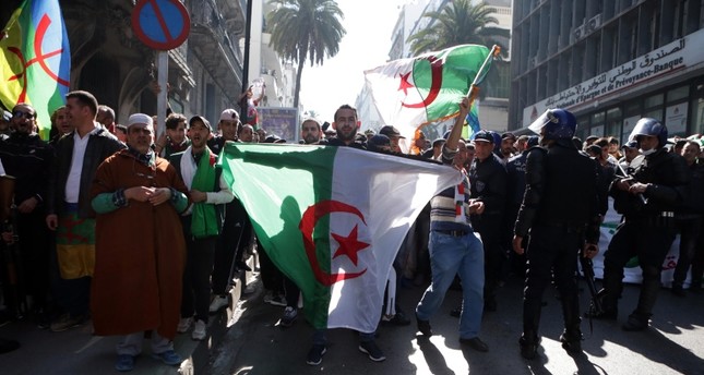 بوتفليقة يعلن رسمياً نيته الاستقالة من رئاسة الجزائر قبل نهاية أبريل الجاري