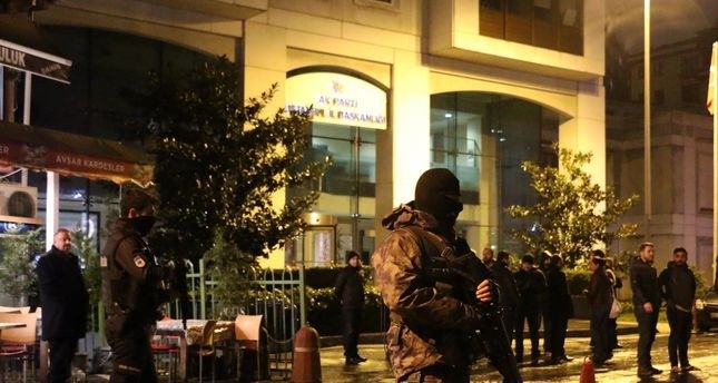 أمن إسطنبول يقبض على 3 مشتبه فيهم بالضلوع في أعمال إرهابية في البلاد
