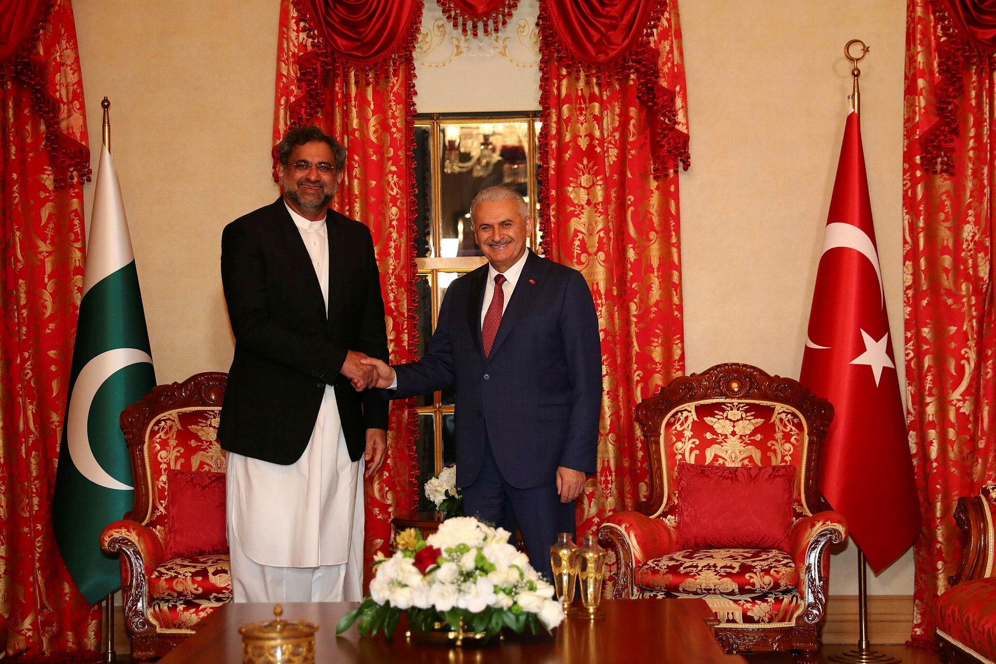 PM Yu0131ldu0131ru0131m (R) shakes hands with his Pakistani counterpart Abbasi (IHA Photo)