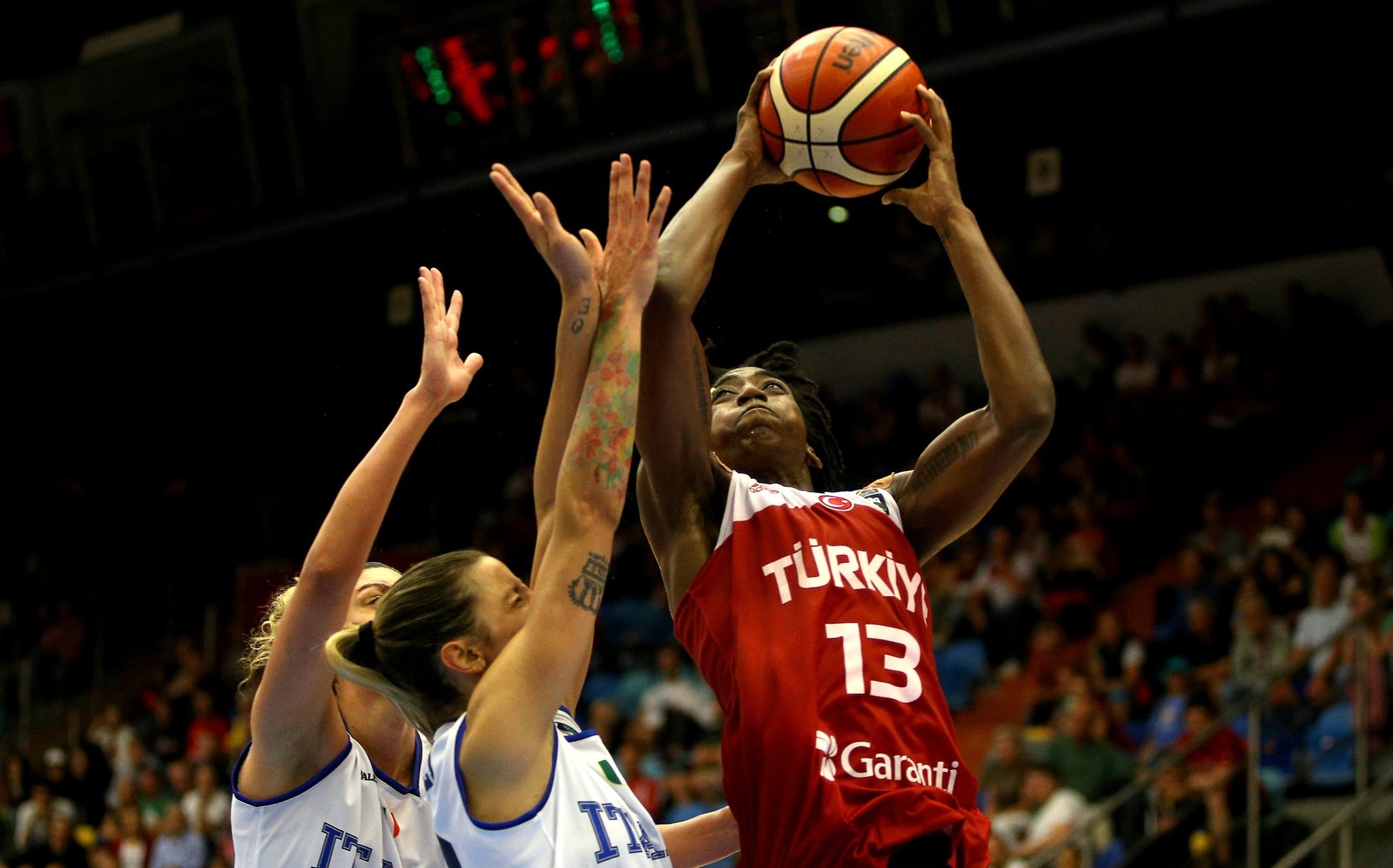 Quanitra Hollingsworth (R) of Turkey in action against Alessandra Formica and Sabrina Cinili of Italy.