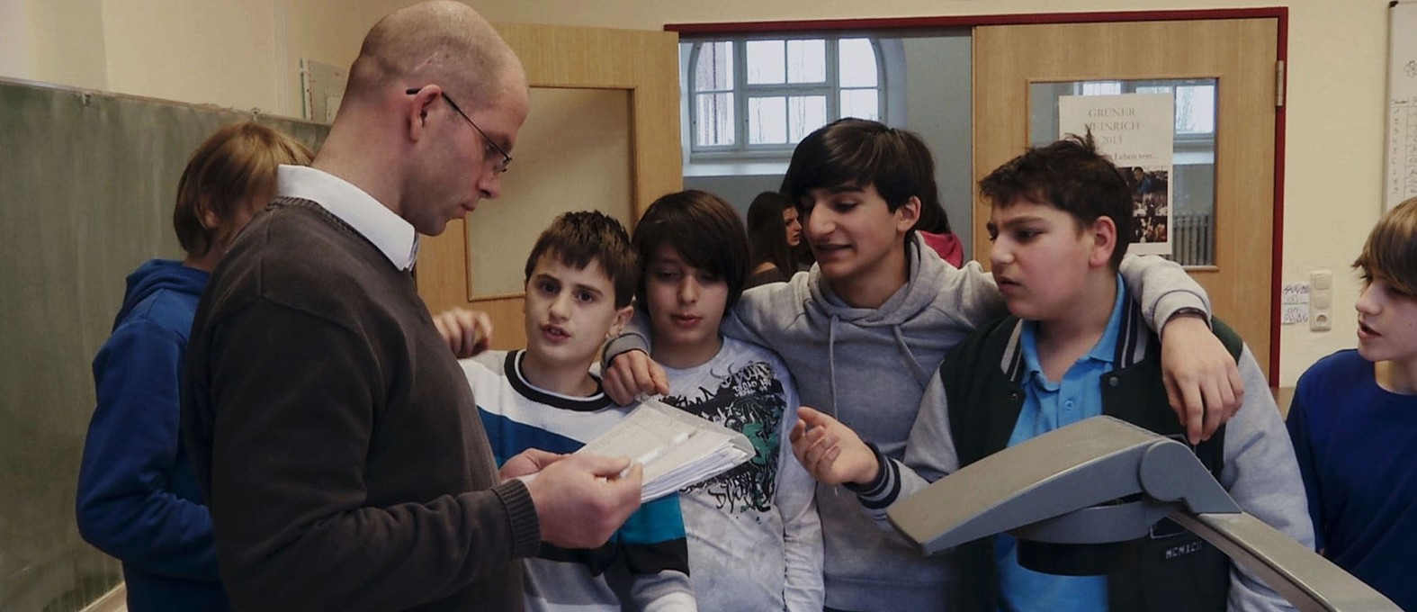 A still from the film u201cZwischen den Stu00fchlen.u201d