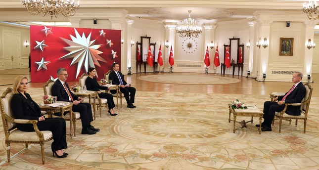 الرئيس التركي رجب طيب أردوغان في مقابلة تلفزيونية تطرق خلالها إلى مواضيع داخلية وخارجية الأناضول