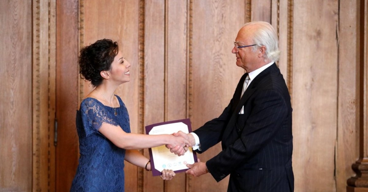 Hatice Zora received her scholarship award from Sweden's King Gustaf XVI.