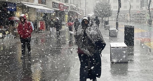 الثلوج تشل حركة المواطنين في مدينة بولو التركية الأناضول