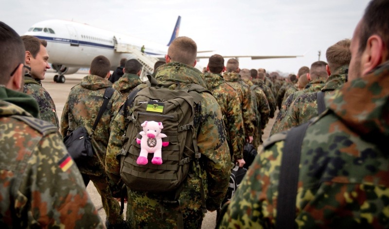 A German soldier has a stuffed animal - a small pig as a lucky charm - attached to his backpack as a contingent of  German soldiers prepares to leave for Turkey, on the military part of the Tegel airport in Berlin, Germany, 20 Jan. 2013. (EPA Photo)