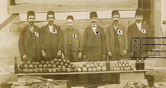 صورة من أرشيف رئاسة الأركان التركية تظهر جزء من الأسلحة والمتفجرات التي صادرها الجيش العثماني بعد إغلاق اللجان الثورية الأرمنية عام 1915