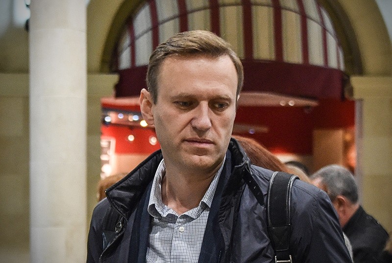 Russian opposition leader Alexei Navalny looks on at the Domodedovo airport hall shortly after being released in Moscow on October 22, 2017. (AFP Photo)