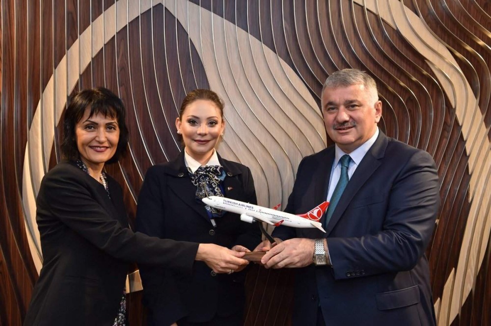 THY CEO Bilal Eku015fi (right) awarded the cabin crew.