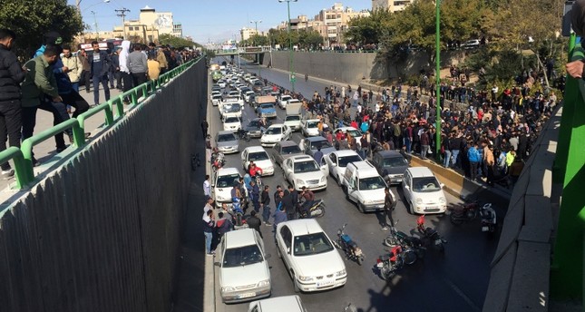 خامنئي يدعم رفع أسعار البنزين في إيران ويصف المحتجين بـقطاع الطرق