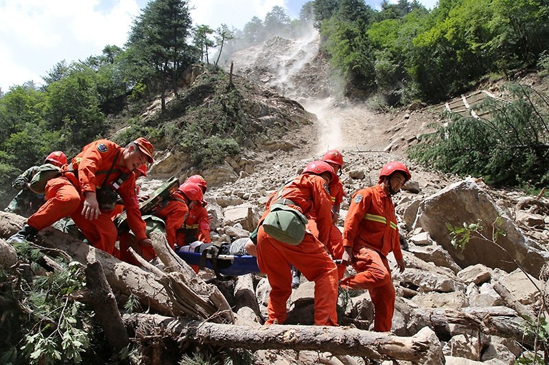 Rescue workers carry a survivor after an earthquake in Jiuzhaigou county, Ngawa prefecture, Sichuan province, China August 9, 2017. (Reuters Photo)