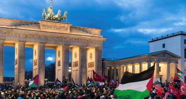 Brandenburger Tor: Tausende demonstrieren gegen Trumps Jerusalem-Entscheidung