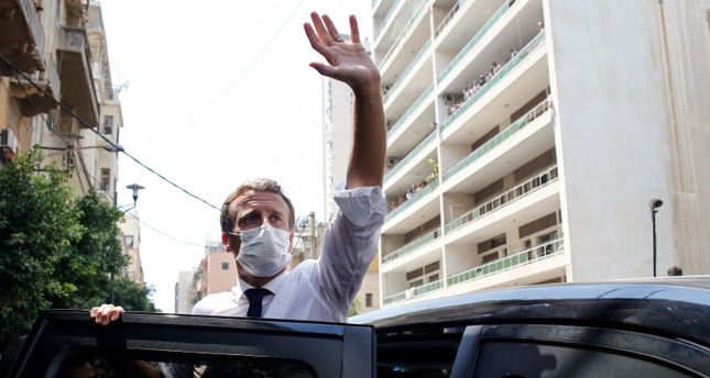 ماكرون بلوح للمواطنين اللبنانيين خلال زيارته لبيروت بعد انفجار الميناء الفرنسية