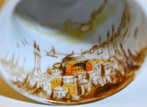 Фруктовые косточки и рисинки: удивительные работы турецкого художника-миниатюриста
