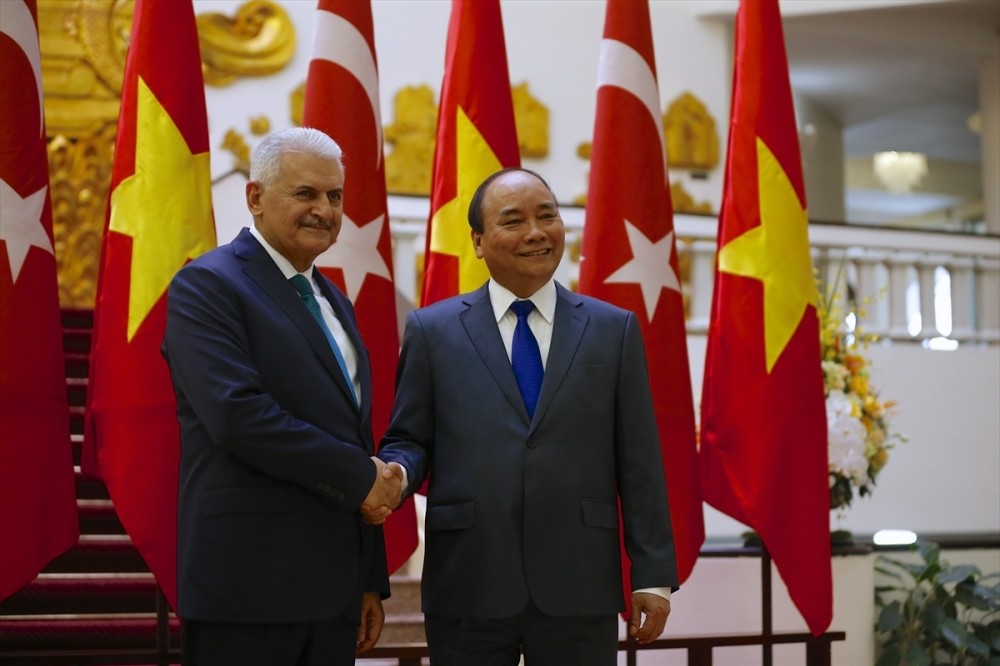 PM Yu0131ldu0131ru0131m (L) and Vietnamese PM Phuc (R) secured the agreement on a number of issues including defense, trade, transportation, maritime safety and education.