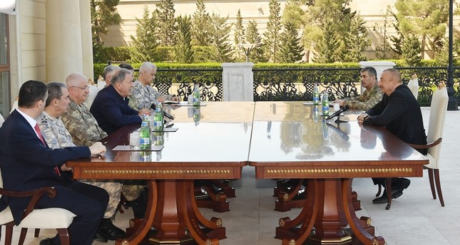 أقار وكبار القادة العسكريين الأتراك يلتقون الرئيس الأذربيجاني