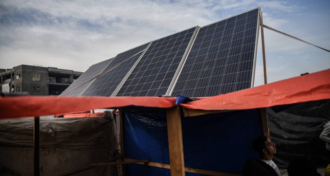 خيمة البنا.. نازح في غزة يشحن الهواتف بالطاقة الشمسية