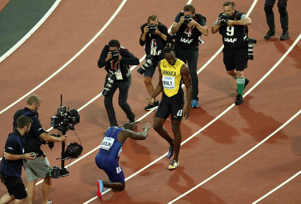 Justin Gatlin of the U.S. and Usain Bolt of Jamaica gesture after the London race. (REUTERS Photo)