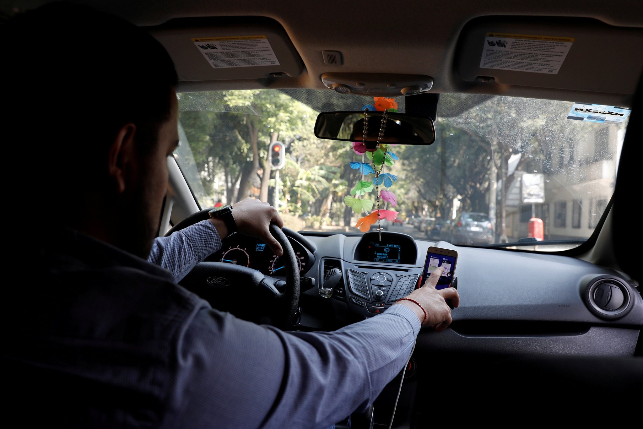  An Uber driver checks the route on a mobile phone inside his car in Mexico City, Mexico February 6, 2018. Picture taken on February 6, 2018. (REUTERS Photo)