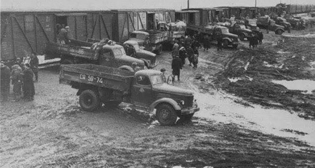 النظام السوفييتي أثناء ترحيله الآلاف من أتراك الأخاسكا بالقطارات إلى دول أخرى