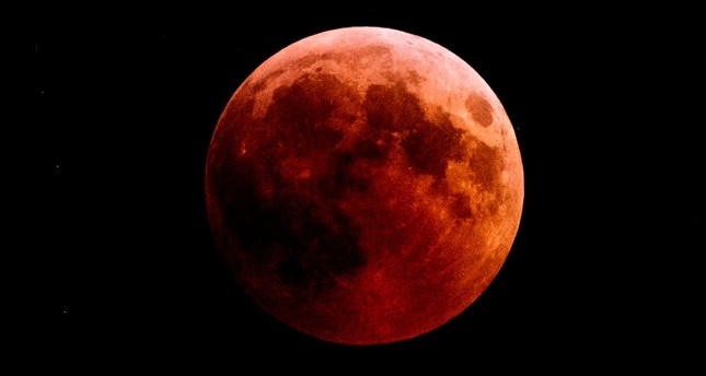 Mars Invades Earth Red Planet Makes Closest Roach In 15 Years This Picture Shows The Full Moon During A Blood Eclipse As Seen From