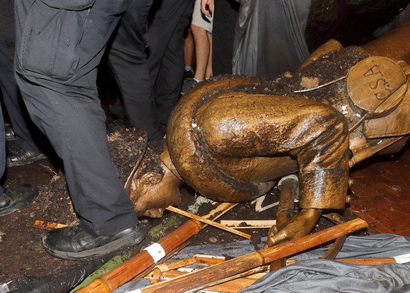 University of North Carolina police surround the toppled statue of a Confederate soldier nicknamed Silent Sam on the school's campus after a demonstration for its removal in Chapel Hill, North Carolina, U.S. August 20, 2018. (Reuters Photo)