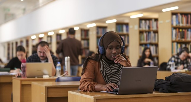 طالبة غامبية من المشاركات ببرنامج المنح الحكومية تواصل تعليمها بعد التخرج في جامعة مرمرة، اسطنبول، تركيا، 13 ديسمبر 2022. الأناضول