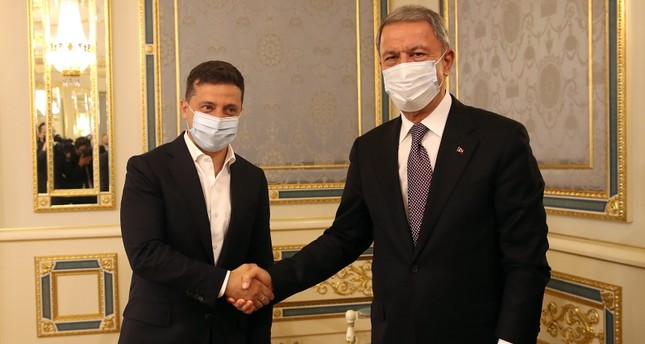 وزير الدفاع التركي يزور كييف ويلتقي الرئيس الأوكراني