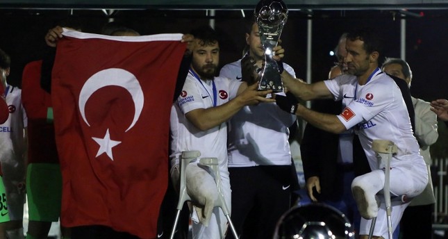 لاعبون من الفريق التركي يمسكون بكأس المرتبة الثانية الأناضول