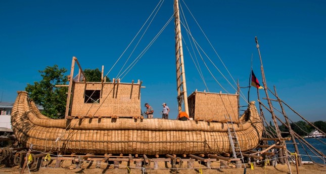 Members of the crew assemble the 14-meter long sailing reed boat Abora IV in the town of Beloslav, Bulgaria, on July 25, 2019 (AFP Photo)