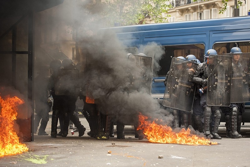 الشرطة الفرنسية تنزل الشوارع مطالبة الحكومة بحمايتها من المخربين