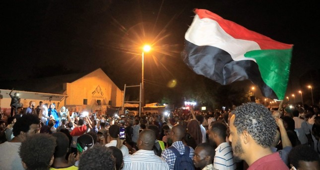 سودانيون يحييون الذكرى الثانية لفض اعتصام أمام مقر القيادة العامة الفرنسية