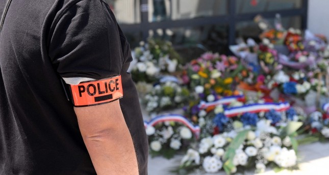 جانب من تأبين رجل شرطة قتل في عملية ضد تجار المخدرات الفرنسية