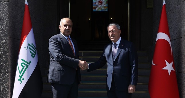 وزير الدفاع التركي مستقبلا نظيره العراقي في أنقرة اليوم الأناضول