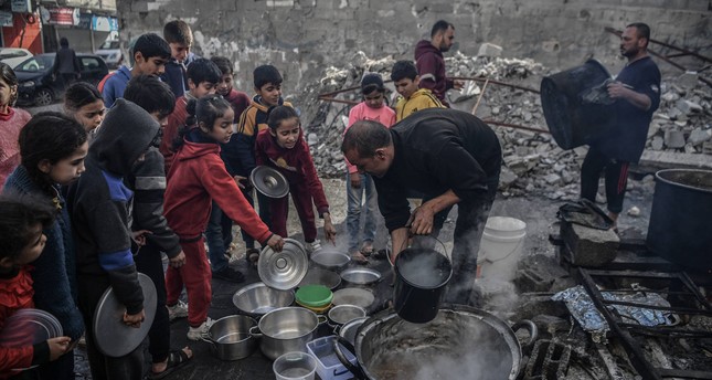 يواجه آلاف الفلسطينيين خطر الجوع والعطش في قطاع غزة، حيث تتواصل الهجمات الإسرائيلية، ويعاني الفلسطينيون الذين لجؤوا إلى مدينة رفح بسبب الهجمات صعوبة في العثور على الطعام صورة: الأناضول