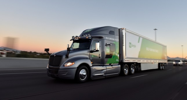 Des colis livrés par des camions sans chauffeurs aux États-Unis (vidéo) By Jack35 Self-driving-trucks-begin-mail-delivery-trial-for-us-postal-service-1558458928951