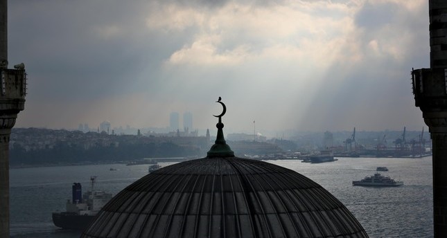 صورة طائر يقف على الهلال على قمة قبة مسجد جيهانغير في حي بيوغلو، بإسطنبول، وخلفه البوسفور والجانب الآسيوي Orhan Pamuk