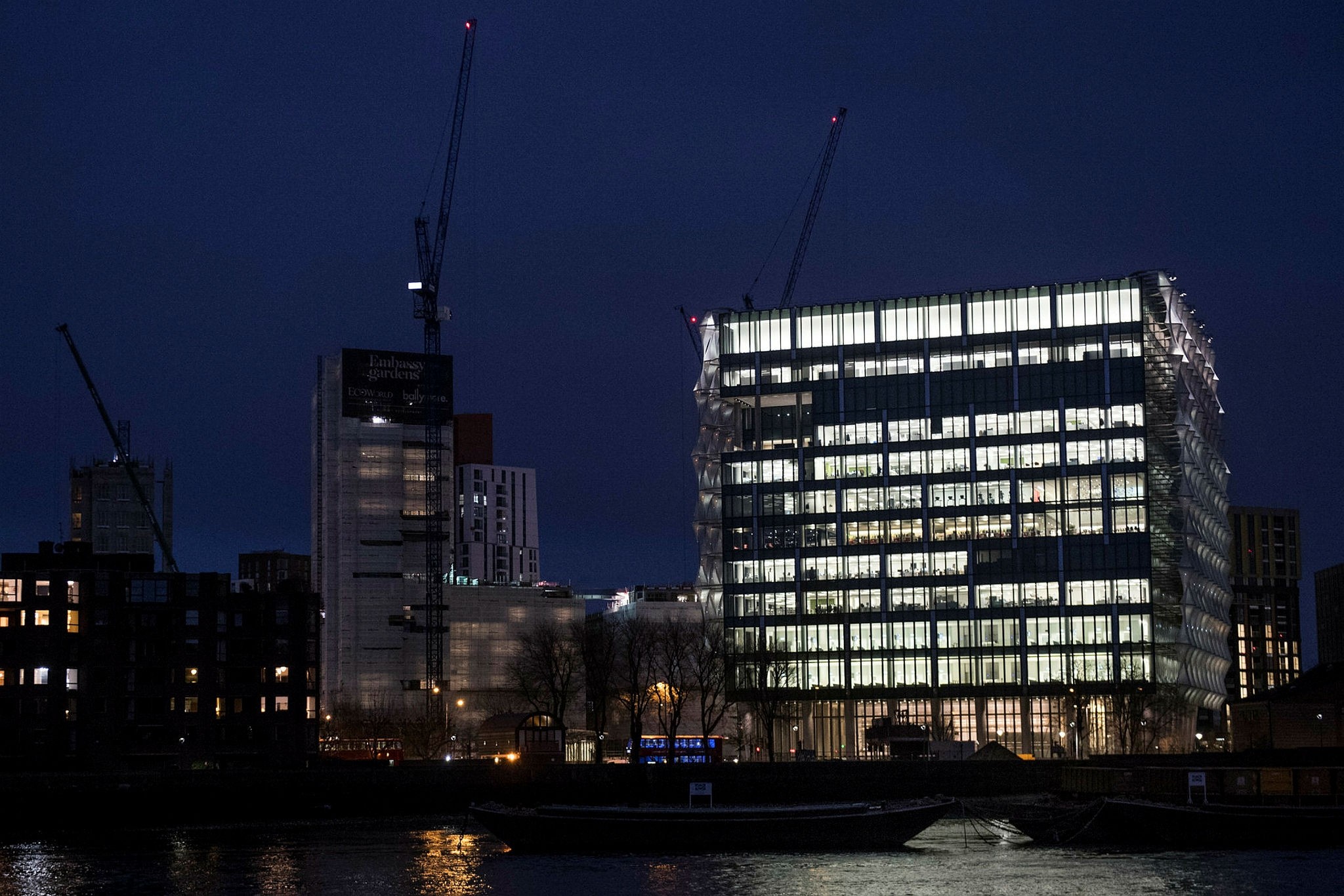 Building work next to the new US Embassy (R) in Nine Elms, south west London, Britain, 16 January 2018. (EPA Photo)