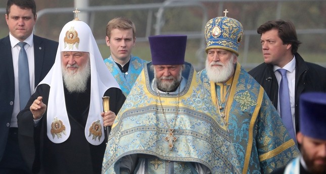 بطريرك موسكو وسائر روسيا الثاني من اليمين مع المطران بول الخامس من اليمين زعيم الكنيسة الأرثوذكسية البيلاروسية EPA