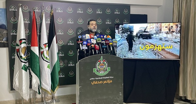 القيادي في حركة حماس أسامة حمدان يعقد مؤتمراً صحفياً في العاصمة اللبنانية بيروت، 17-1-2024 صورة: الأناضول