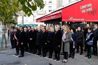 French President Emmanuel Macron (3-L) and Mayor of Paris Anne Hidalgo (2-L) during a ceremony marking the second anniversary of the Paris attacks of November 2015 in which 130 people were killed, Paris, France, Nov. 13, 2017. (EPA Photo)
