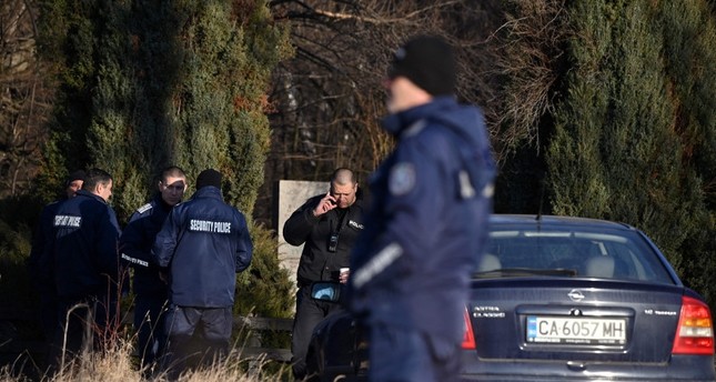 عناصر الشرطة في مكان اكتشاف الشاحنة بالقرب من صوفيا الفرنسية