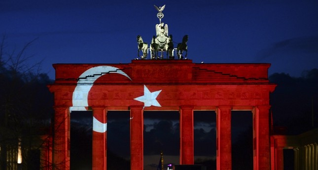 ألمانيا تضيء بوابة براندنبورغ التاريخية بعلم تركيا تضامناً مع إسطنبول