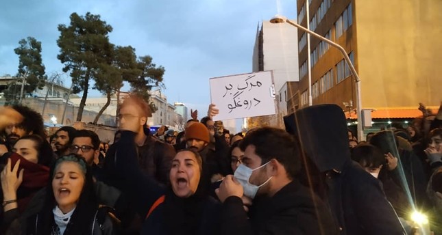 مظاهرة في طهران تدعو لاستقالة خامنئي